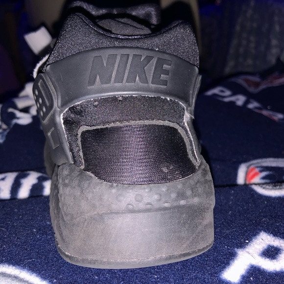 Black womens Nike huaraches. - Picture 3 of 3